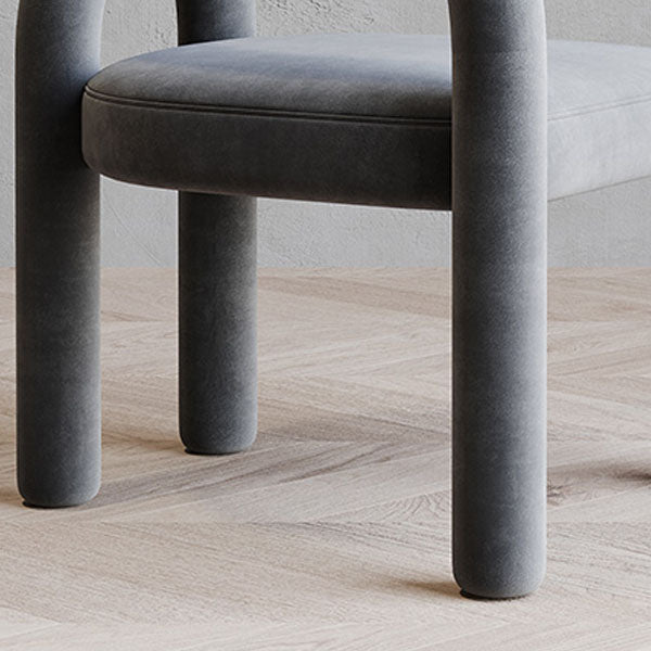 Silla de comedor curvada de terciopelo con respaldo abierto y acabado mate, estilo diseñador