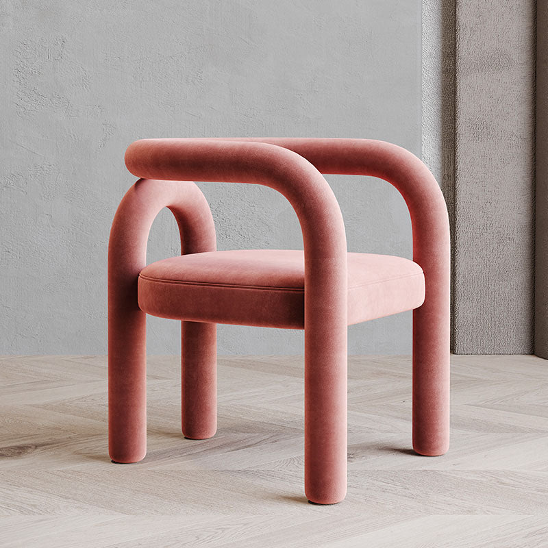 Silla de comedor curvada de terciopelo con respaldo abierto y acabado mate, estilo diseñador