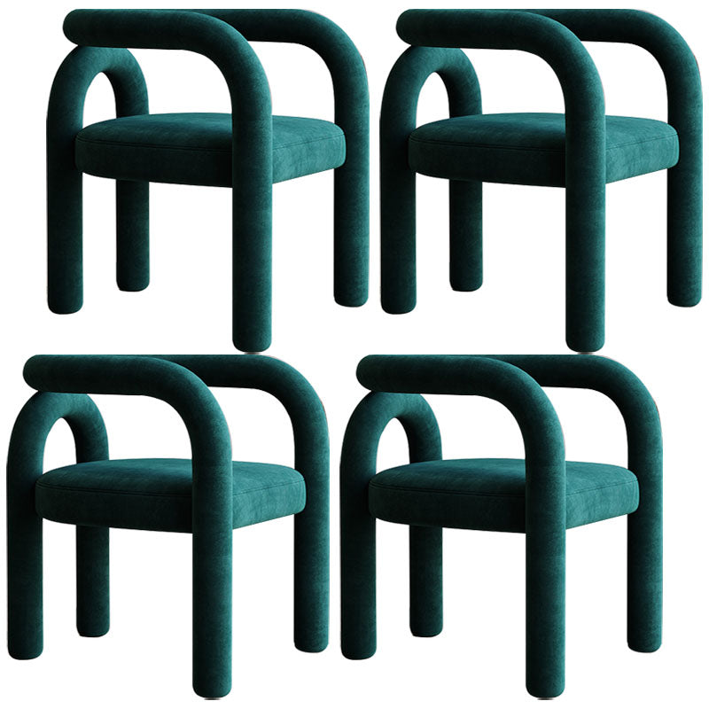 Silla de comedor curvada de terciopelo con respaldo abierto y acabado mate, estilo diseñador