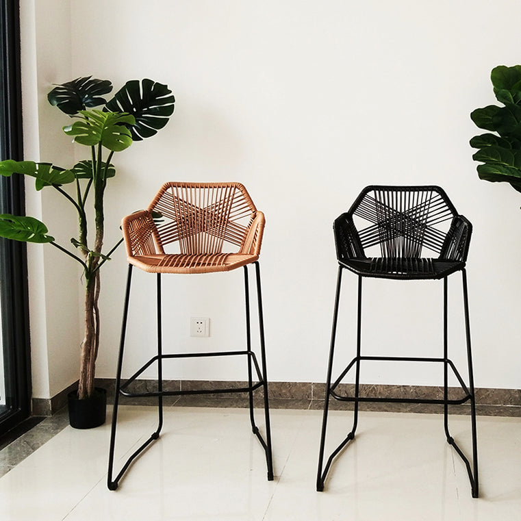 Moderne Armlehre Rückenlehne Theke Stuhl Iron Balcony Barhocker mit Rattansitz und Pedal