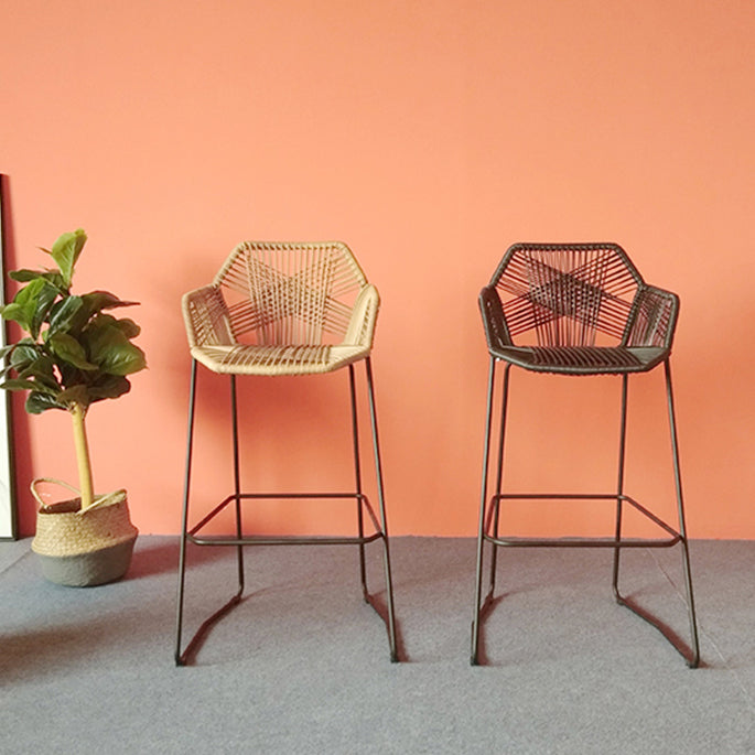Moderne Armlehre Rückenlehne Theke Stuhl Iron Balcony Barhocker mit Rattansitz und Pedal