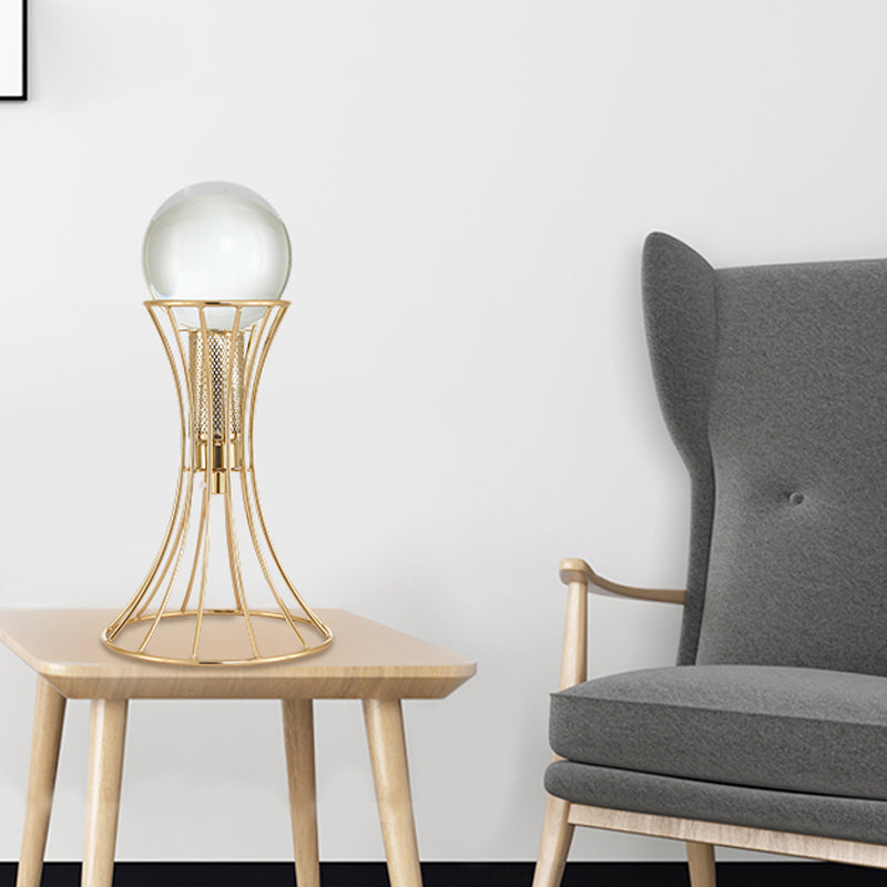 Lámpara de escritorio con esfera de cristal transparente, luz de lectura LED minimalista con base metálica con jaula de reloj de arena dorada