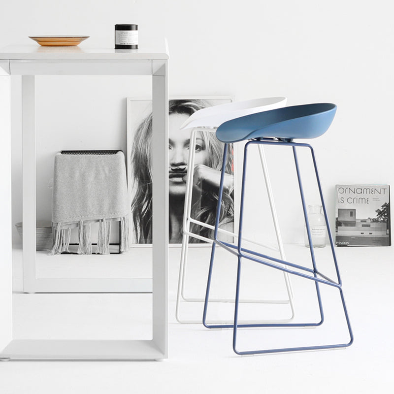 Nordic Indoor Barhocker mit niedriger Rückenlehne, einfacher hoher Eisenhocker mit Kunststoffsitz