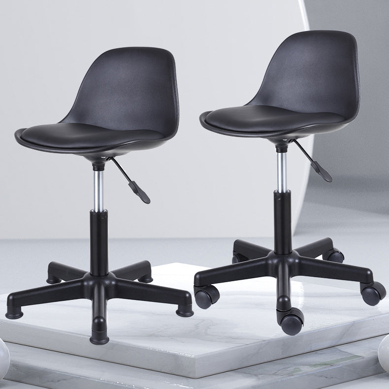 Taburete de bar giratorio de cuero contemporáneo, taburete de bar con respaldo bajo para interiores y patas de hierro