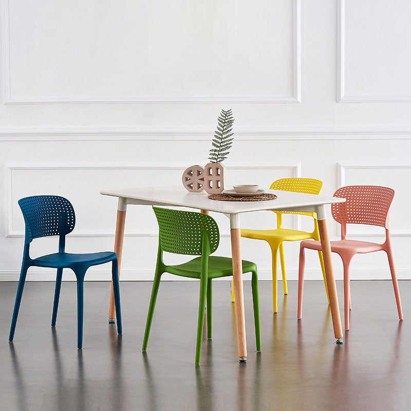 Plástico colorido que cena la silla lateral trasera abierta del estilo nórdico de las sillas sin brazos