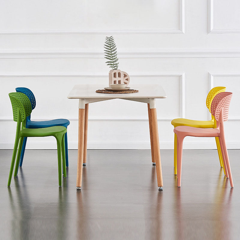 Plástico colorido que cena la silla lateral trasera abierta del estilo nórdico de las sillas sin brazos
