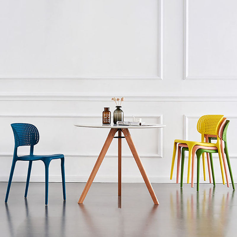 Plástico colorido que cena la silla lateral trasera abierta del estilo nórdico de las sillas sin brazos