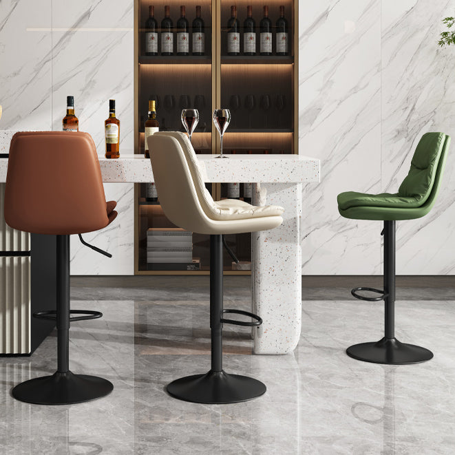Taburete de bar interior de altura ajustable de cuero moderno con patas de hierro y respaldo bajo