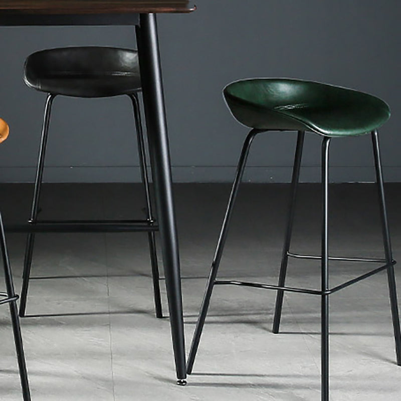 Barhocker im Industriestil mit Eisenbeinen, Schalensitz für die Küchenbar