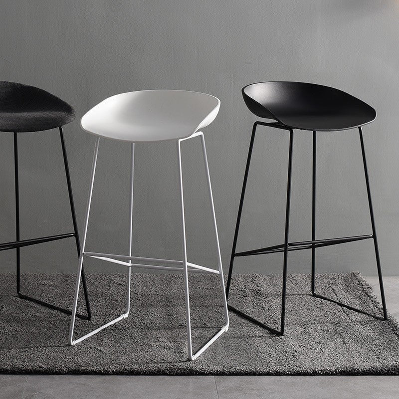 Moderne Style-Hop-Höhlen-Eisenschlittenbeine PP Eimer Sitz für Küchenbars
