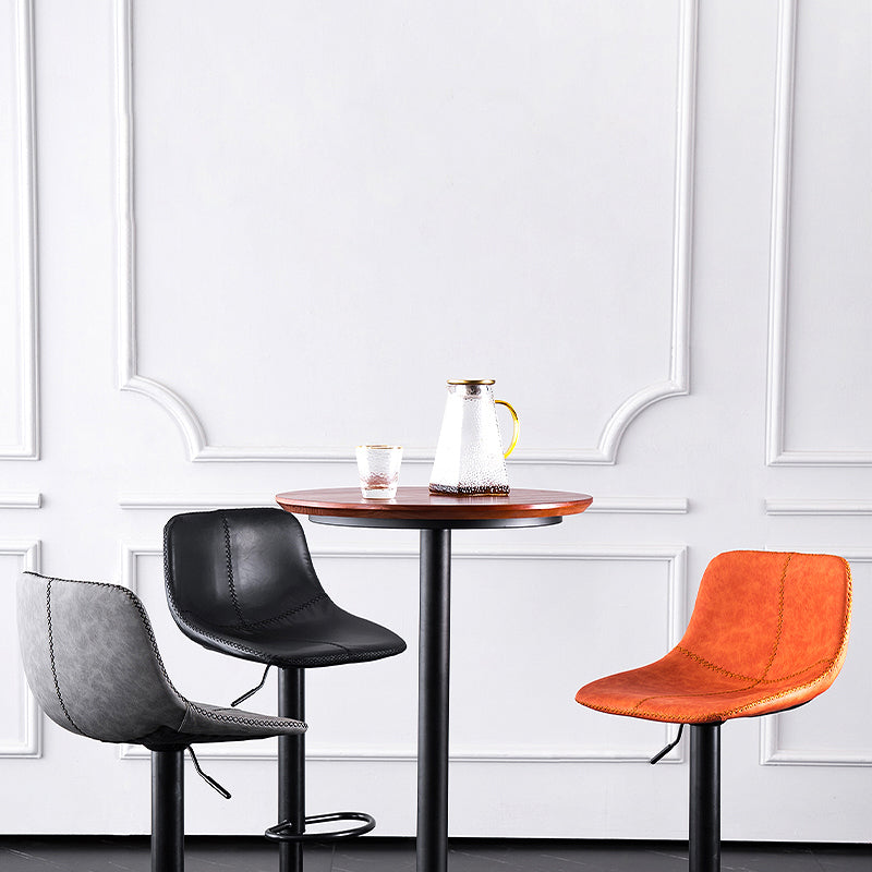 Zeitgenössischer verstellbarer Stange und Thekenhocker mit schwarzer Basis mit schwarzen Basis