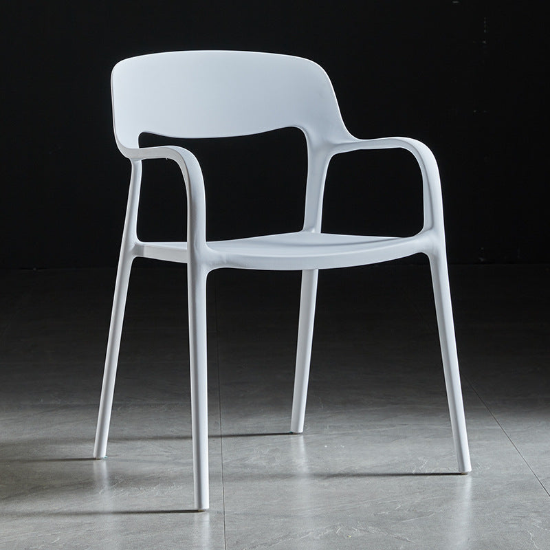 Sillón de estilo moderno con respaldo abierto y patas de plástico para cocina