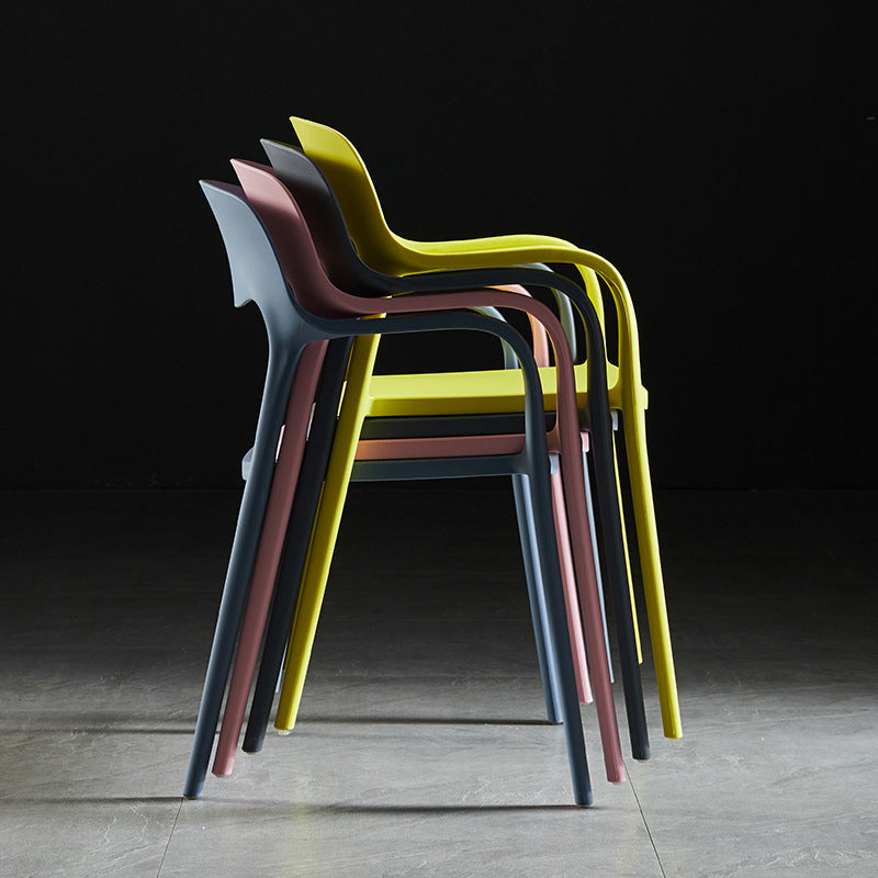 Sillón de estilo moderno con respaldo abierto y patas de plástico para cocina