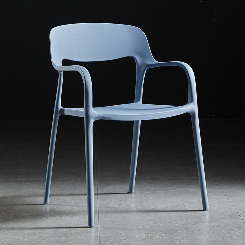 Sillón de estilo moderno con respaldo abierto y patas de plástico para cocina