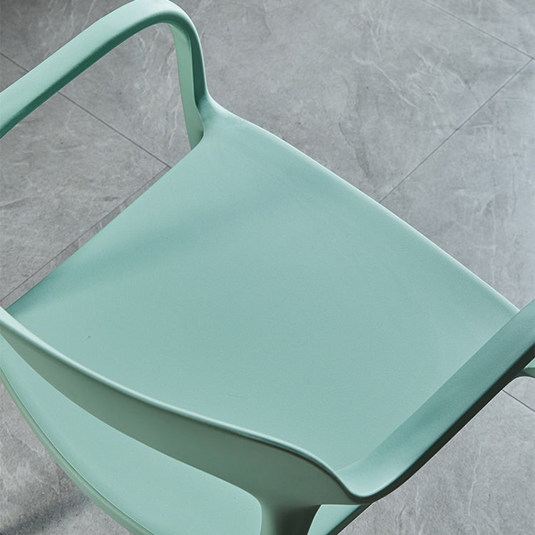 Sillón de estilo moderno con respaldo abierto y patas de plástico para cocina