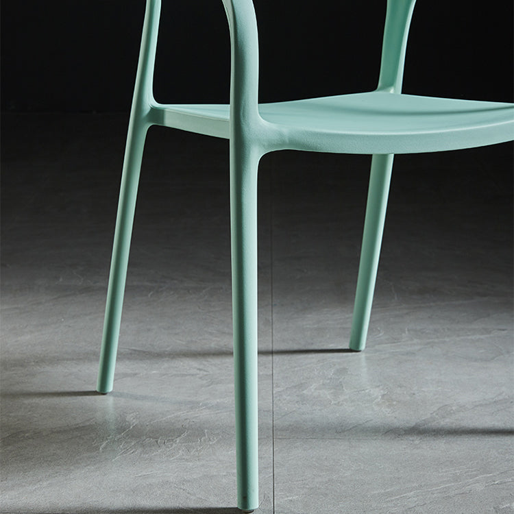 Sillón de estilo moderno con respaldo abierto y patas de plástico para cocina