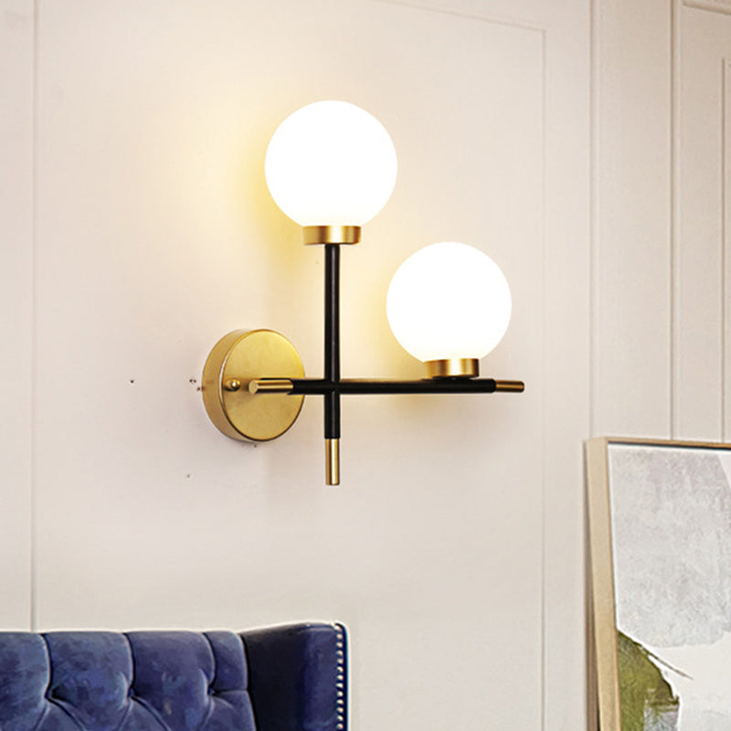 2-Bulb Milky Glass Sconce Lightture Modern Black Double Globe Salon Lampe murale avec conception de croix