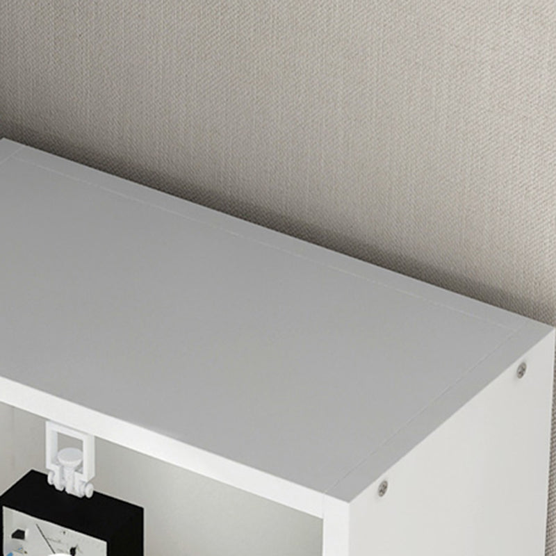 Libreria di libreria in legno in legno moderno standard chiuso.