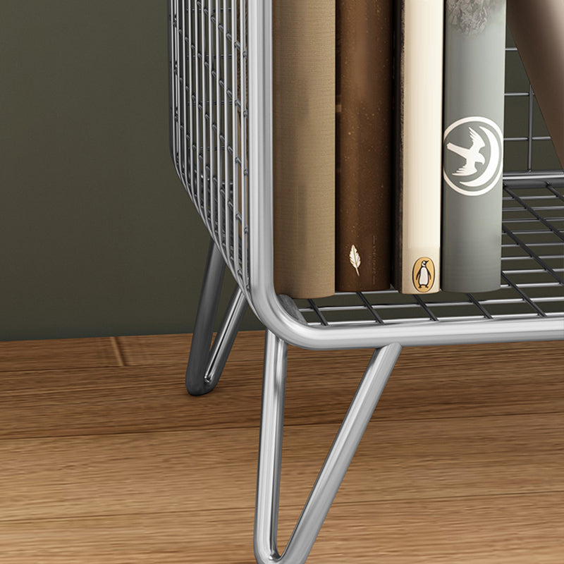 Libreria moderna chiusa con ripiani rettangolari in metallo