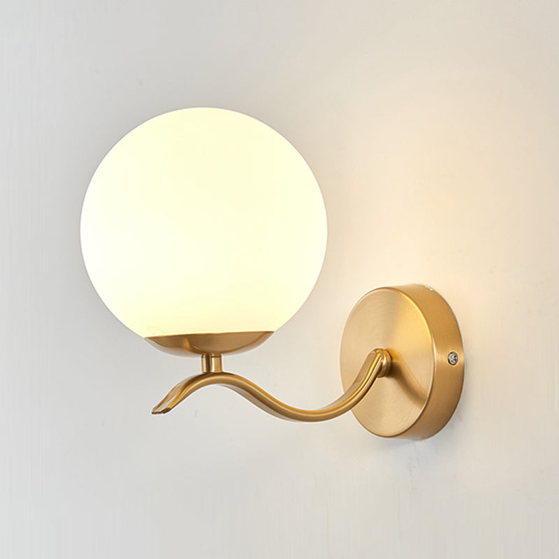 Lámpara de lámpara de pared global dorada simplicidad de vidrio blanco de 1 linda lámpara de vidrio