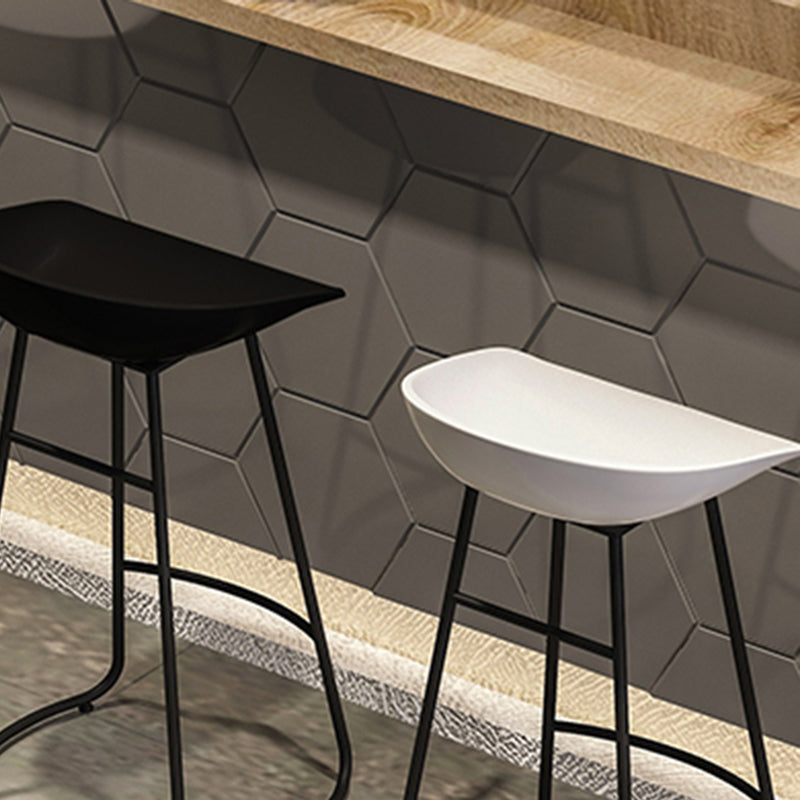 Modern Armless Backrest Counter Stool Iron Bar Stool with Plastic Seat and Pedal