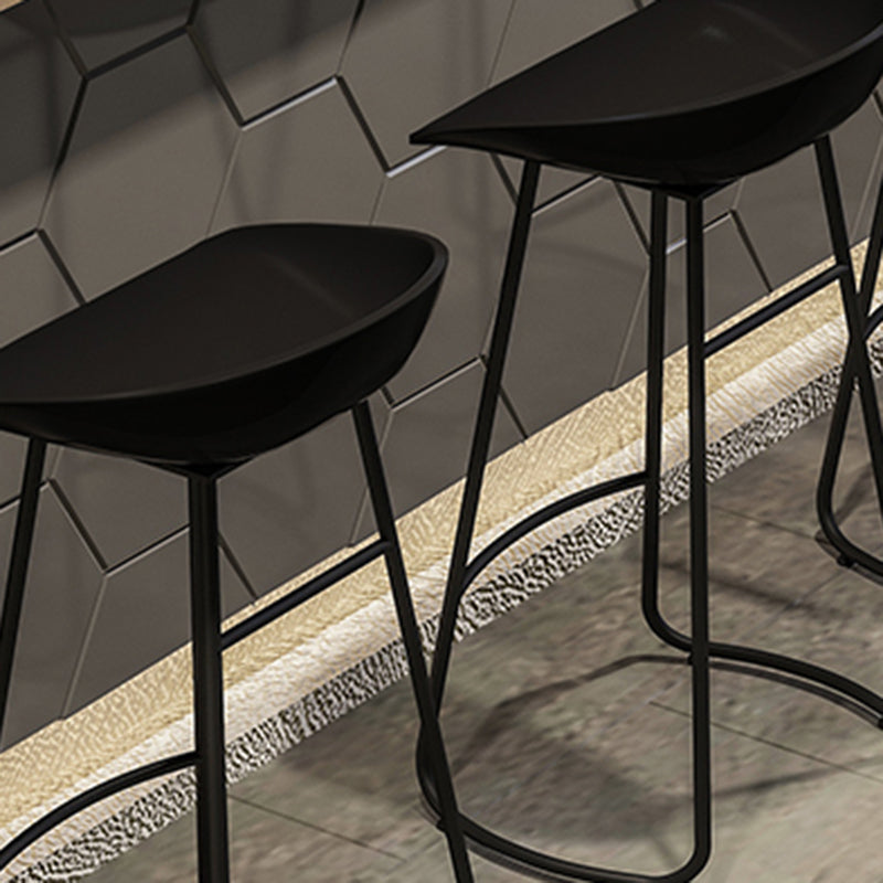 Modern Armless Backrest Counter Stool Iron Bar Stool with Plastic Seat and Pedal