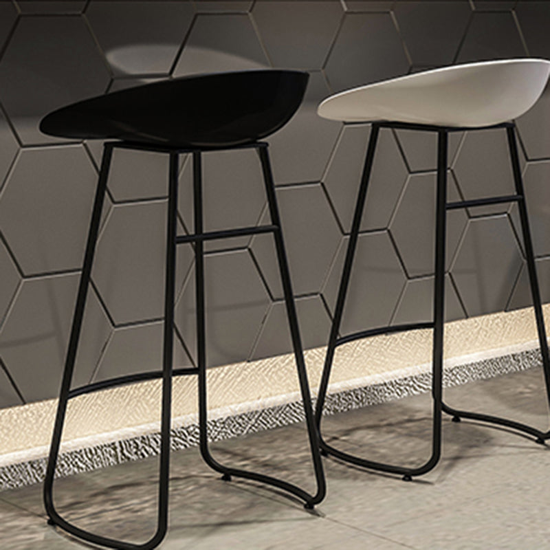 Modern Armless Backrest Counter Stool Iron Bar Stool with Plastic Seat and Pedal