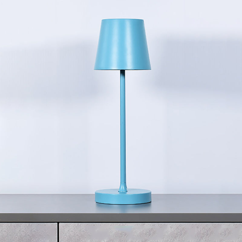 Moderne Stilkegelform Table Beleuchtung Metall 1 Leuchttischlampe für Bett