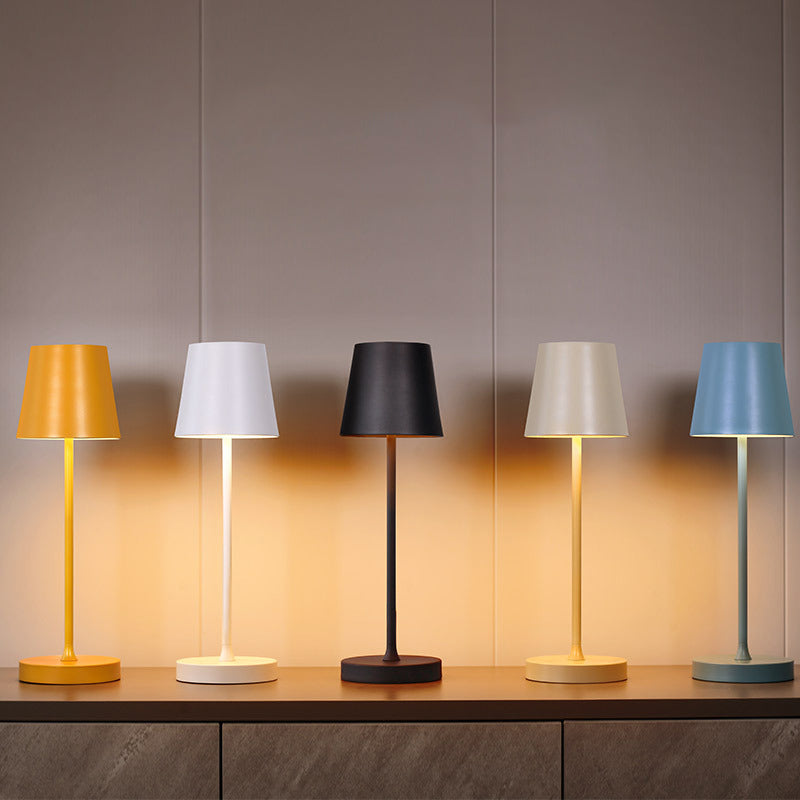 Moderne Stilkegelform Table Beleuchtung Metall 1 Leuchttischlampe für Bett