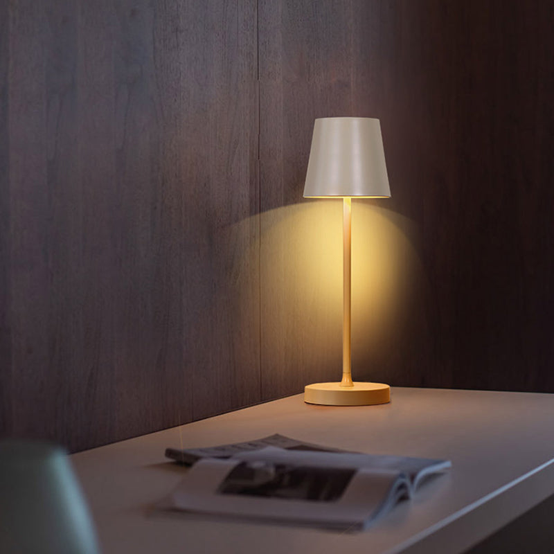 Moderne Stilkegelform Table Beleuchtung Metall 1 Leuchttischlampe für Bett