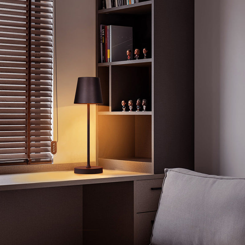 Moderne Stilkegelform Table Beleuchtung Metall 1 Leuchttischlampe für Bett