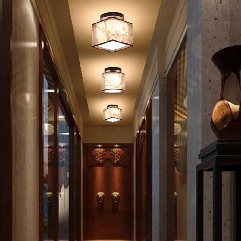 Traditionelle geometrische halbspüchen Deckenleuchte in der Nähe des Deckenlichts