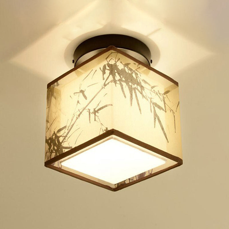 Traditionelle geometrische halbspüchen Deckenleuchte in der Nähe des Deckenlichts