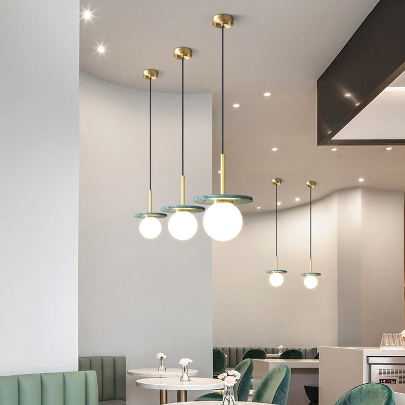 Natürlicher Marmor kleiner Anhänger Licht moderne 1-Kopf-Federlampe mit weißem Glasschatten