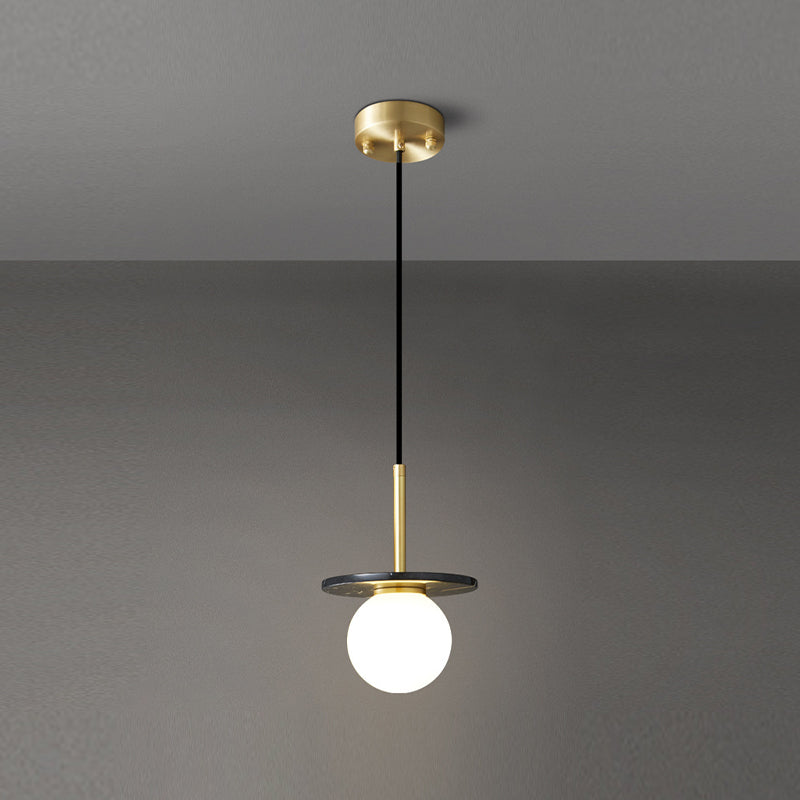 Natürlicher Marmor kleiner Anhänger Licht moderne 1-Kopf-Federlampe mit weißem Glasschatten