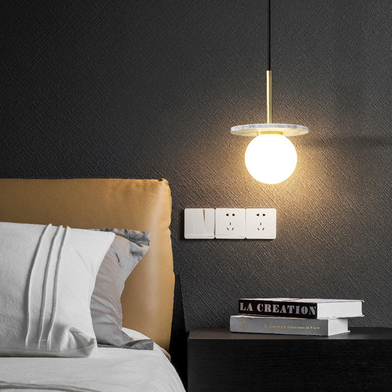 Natürlicher Marmor kleiner Anhänger Licht moderne 1-Kopf-Federlampe mit weißem Glasschatten