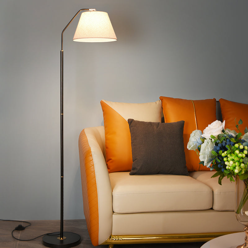 Lampada da pavimento contemporanea luce a pavimento colorata con tonalità in tessuto per camera da letto