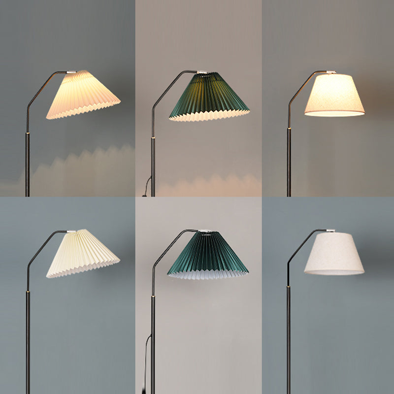 Lampada da pavimento contemporanea luce a pavimento colorata con tonalità in tessuto per camera da letto