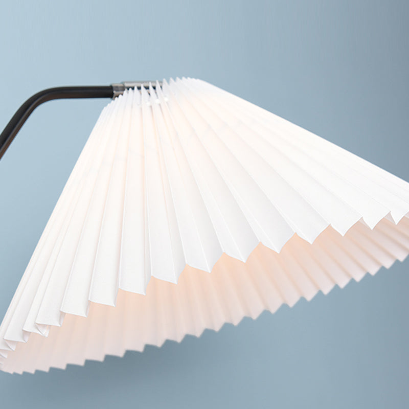 Lampada da pavimento contemporanea luce a pavimento colorata con tonalità in tessuto per camera da letto