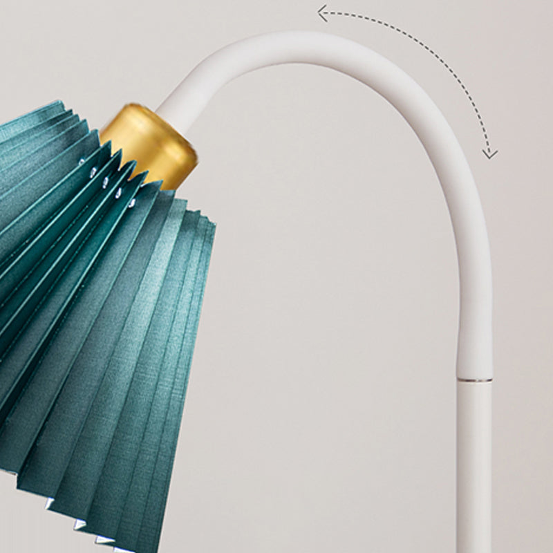 Moderne eenvoudige ijzeren vloerlamp kleurrijk lamp vloerlicht met stoffen schaduw voor slaapkamer