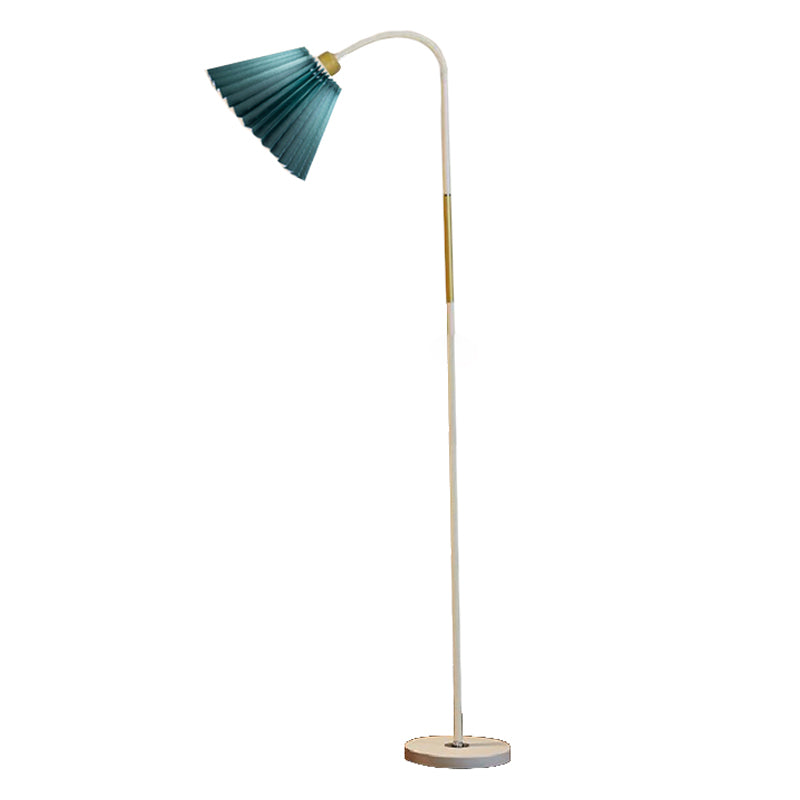 Moderne eenvoudige ijzeren vloerlamp kleurrijk lamp vloerlicht met stoffen schaduw voor slaapkamer