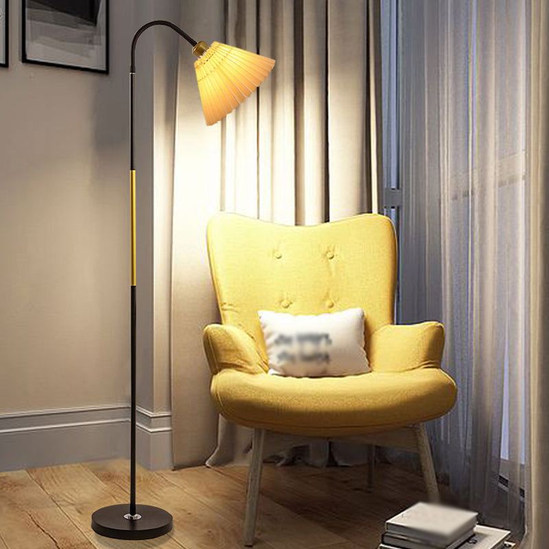 Moderne eenvoudige ijzeren vloerlamp kleurrijk lamp vloerlicht met stoffen schaduw voor slaapkamer