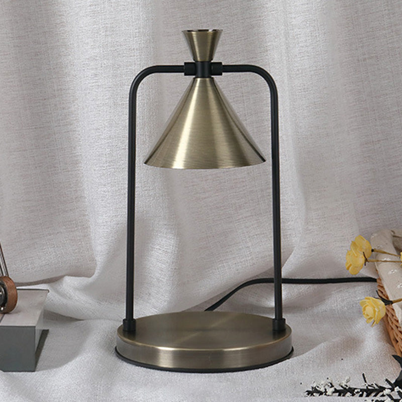 Lampada da tavolo a forma di cono in stile postmoderno Lampada da tavolo in metallo a 1 luce per camera da letto