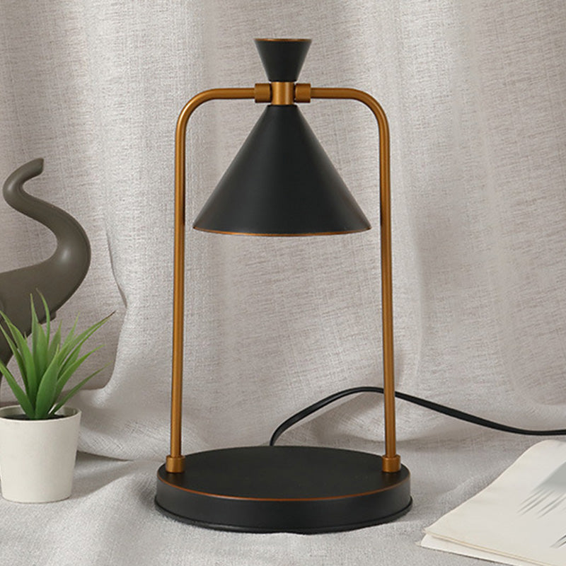 Lampada da tavolo a forma di cono in stile postmoderno Lampada da tavolo in metallo a 1 luce per camera da letto