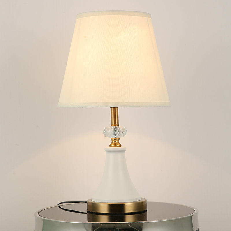 Lampe de table en métal simple moderne lampe en acrylique de forme de bouteille