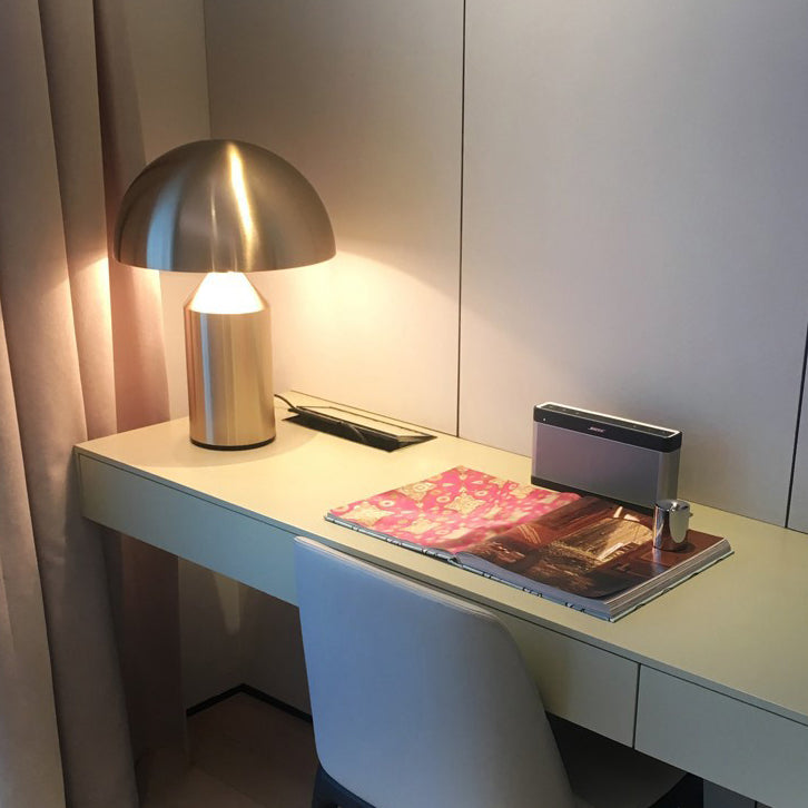 Lampe de table de style moderne 1 lampe de bureau à la lumière avec nuance en métal pour chambre à coucher