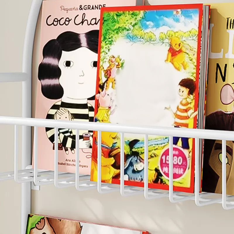 Libreria moderna in metallo galleggiante in metallo chiuso a parete.