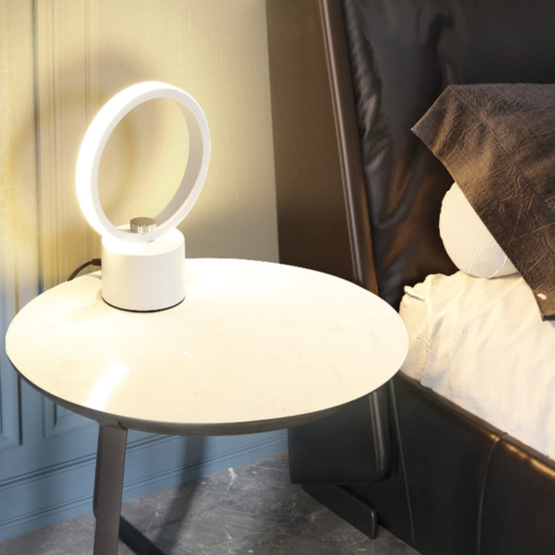 Style moderne linéaire table d'éclairage de table en métal lampe pour chambre à coucher