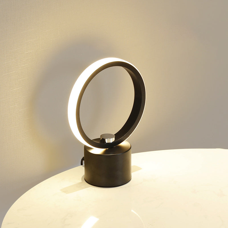 Style moderne linéaire table d'éclairage de table en métal lampe pour chambre à coucher