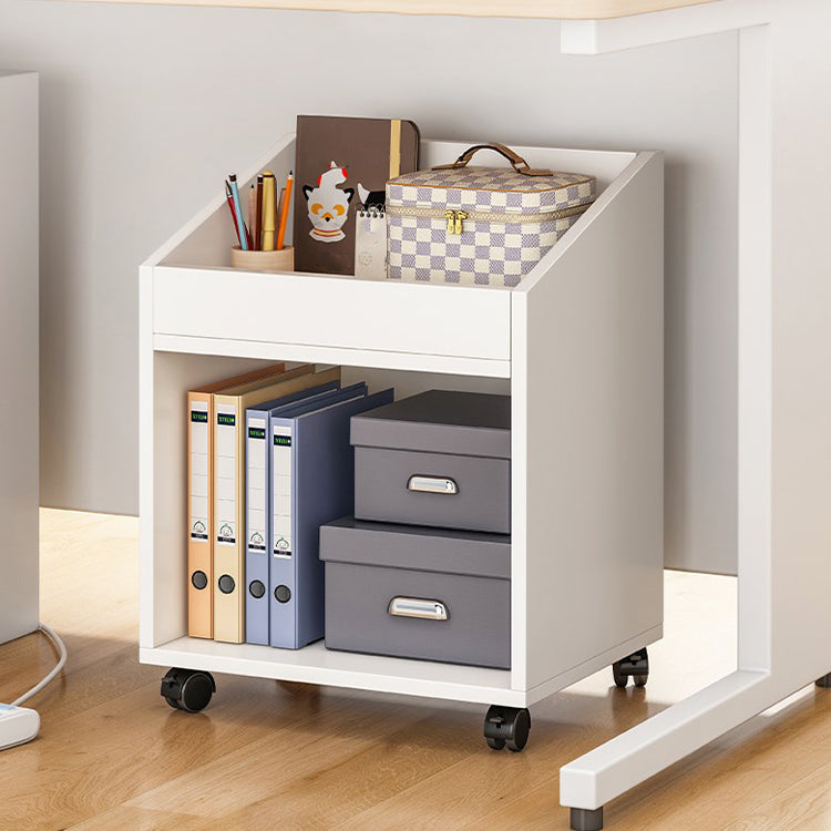 Libreria in stile scandinavo aperto per la sala di studio degli uffici per la casa